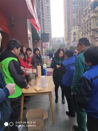 "腊八暖心粥,情暖环卫工"寒冬暖心行动